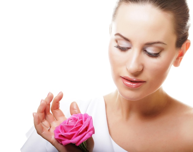 Hermosa mujer joven con rosa rosa