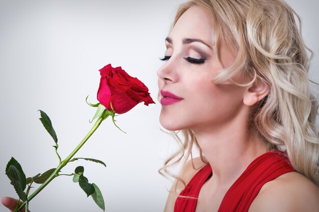 Hermosa mujer joven con una rosa