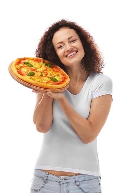 Hermosa mujer joven con sabrosa pizza sobre fondo blanco.