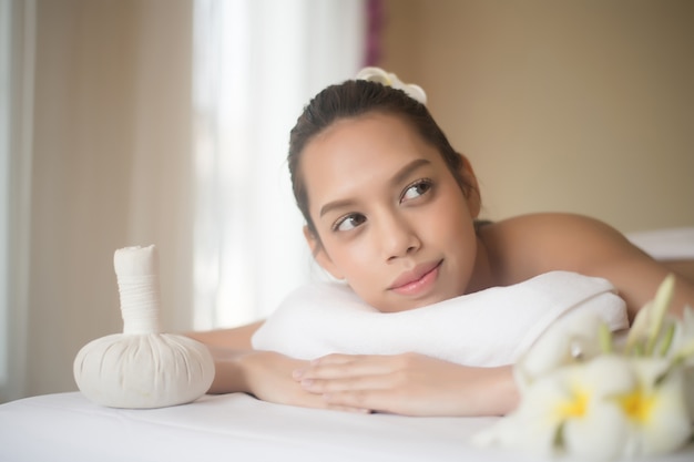 Hermosa mujer joven en el salón de spa