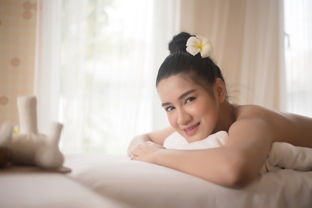 Hermosa mujer joven en el salón de spa