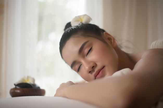 Hermosa mujer joven en el salón de spa