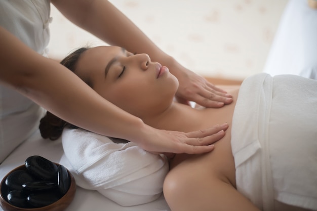 Hermosa mujer joven en el salón de spa