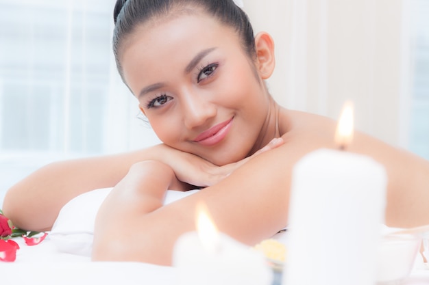 Hermosa mujer joven en el salón de spa