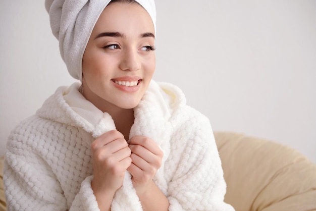 Hermosa mujer joven en el salón de spa