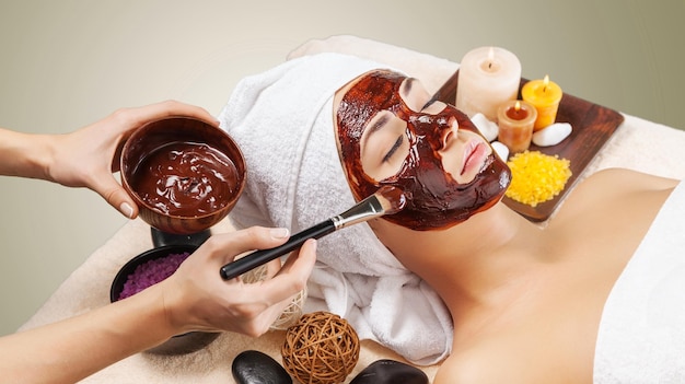 Foto hermosa mujer joven en el salón spa