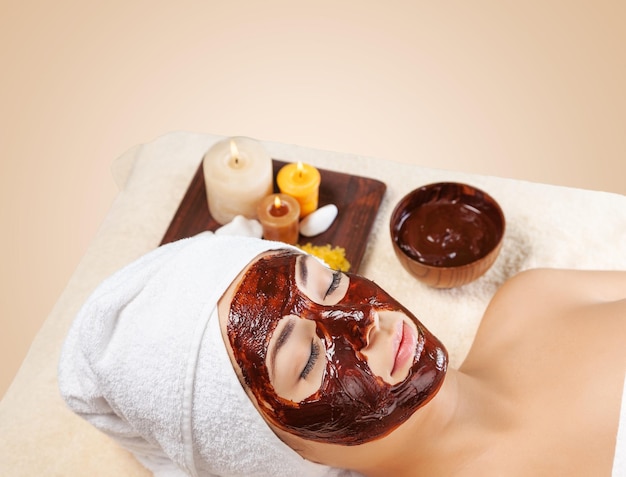 Hermosa mujer joven en el salón de spa