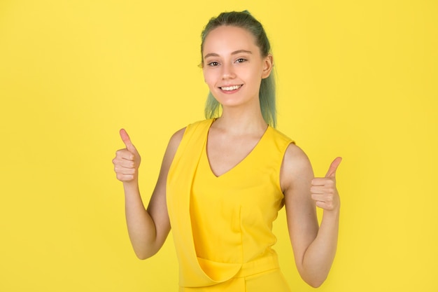 Hermosa mujer joven sobre un fondo amarillo