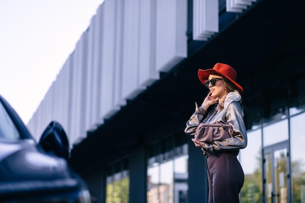 Hermosa mujer joven con sombrero y gafas