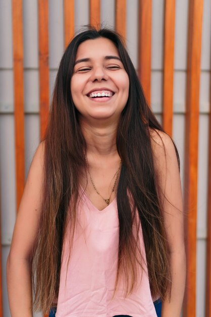 Hermosa mujer joven sonriendo en la calle