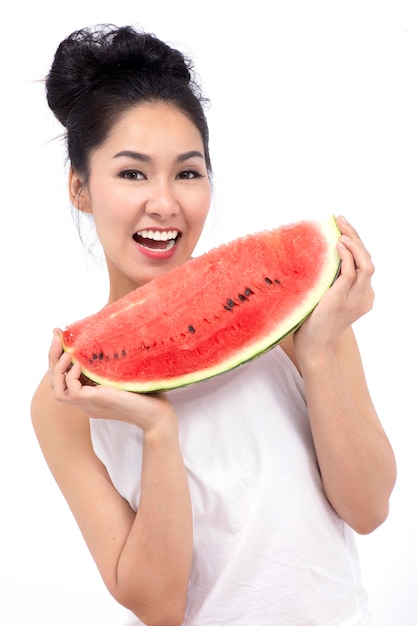 Foto hermosa mujer joven sonriente belleza alegre modelo asiático con sandía.