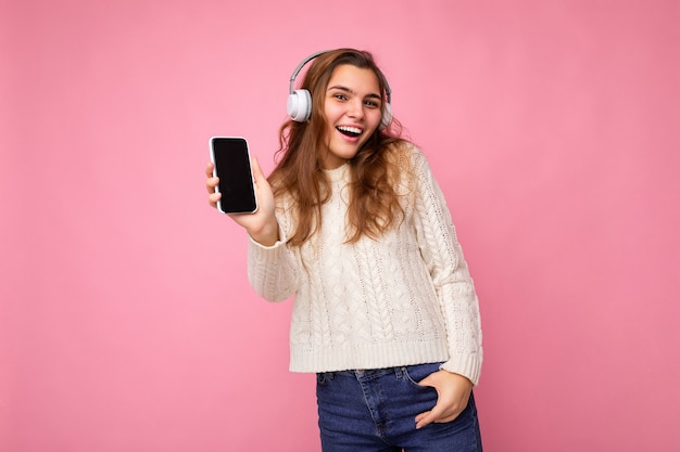 Hermosa mujer joven sonriente feliz vistiendo elegante traje casual aislado en la pared de fondo