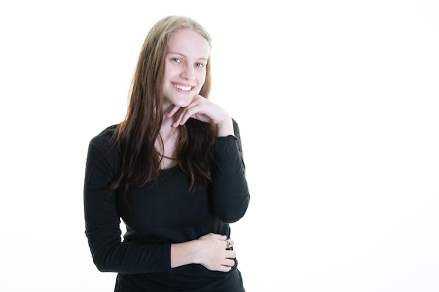 Hermosa mujer joven sonriente retrato pensativo encantadora sonrisa linda mientras posa contra el fondo del espacio de copia en blanco