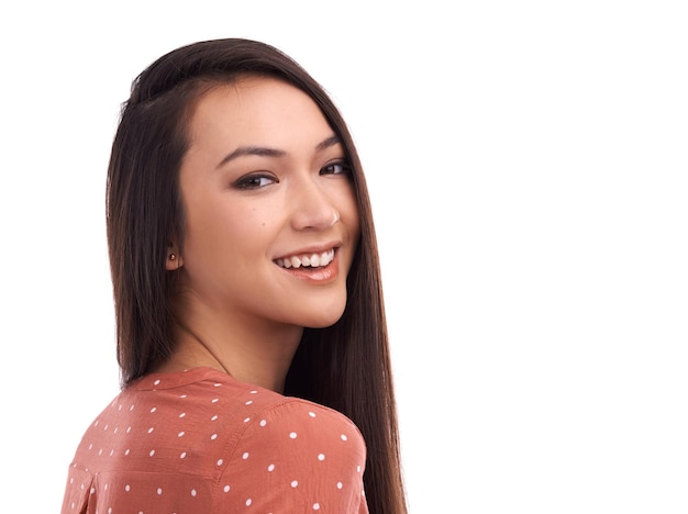 Hermosa mujer joven y sonrisa para perfil de belleza o empoderamiento contra un fondo de estudio blanco Retrato de una mujer aislada sonriendo en visión de felicidad o satisfacción sobre fondo blanco