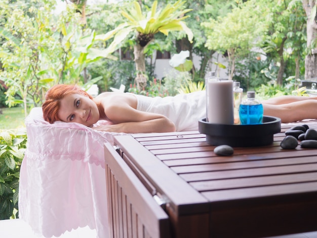 Hermosa mujer joven en spa en el resort