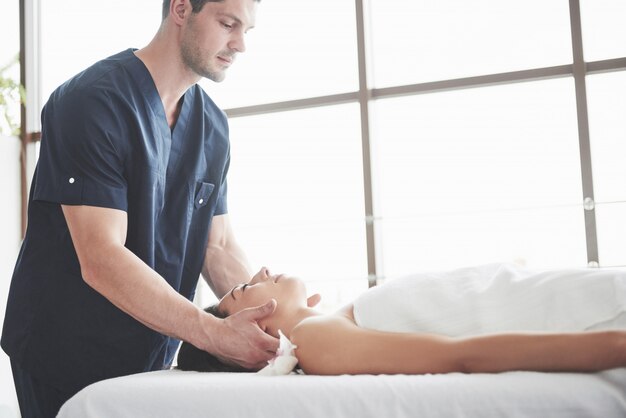 Hermosa mujer joven en el spa