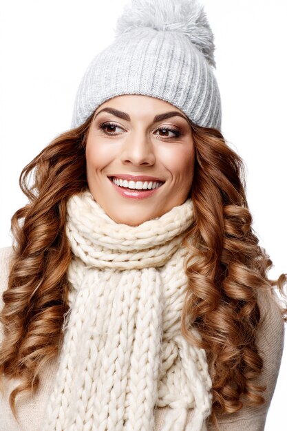 Hermosa mujer joven en suéter de lana tejida sonriendo