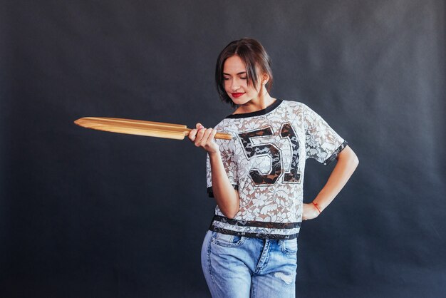 Hermosa mujer joven con una tabla de madera