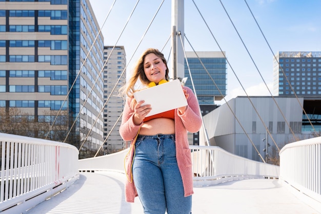 Hermosa mujer joven de talla grande al aire libre