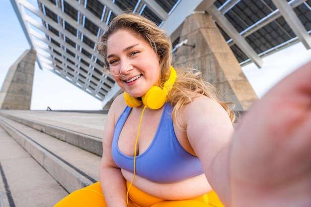 Hermosa mujer joven de talla grande al aire libre