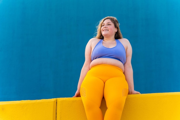 Hermosa mujer joven de talla grande al aire libre