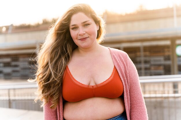 Foto hermosa mujer joven de talla grande al aire libre