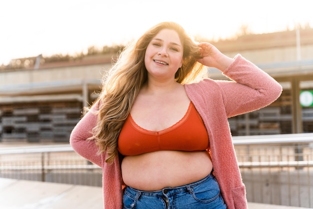 Hermosa mujer joven de talla grande al aire libre