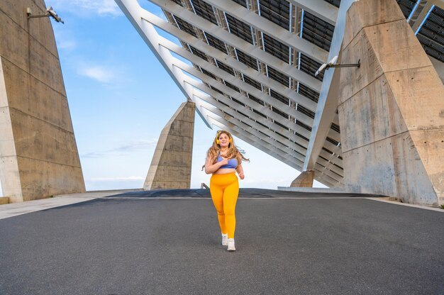 Hermosa mujer joven de talla grande al aire libre