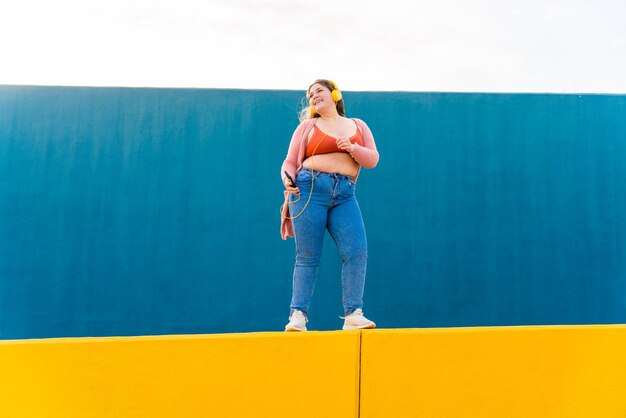 Hermosa mujer joven de talla grande al aire libre