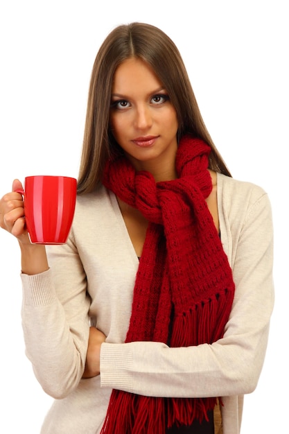 Hermosa mujer joven con taza de té aislado en blanco