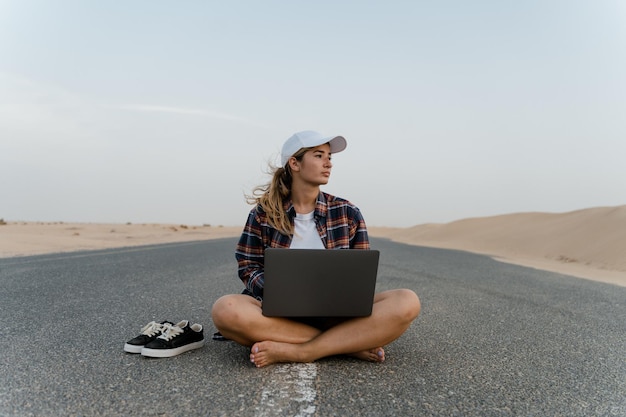 Hermosa mujer joven trabajando usando una computadora portátil concentrada