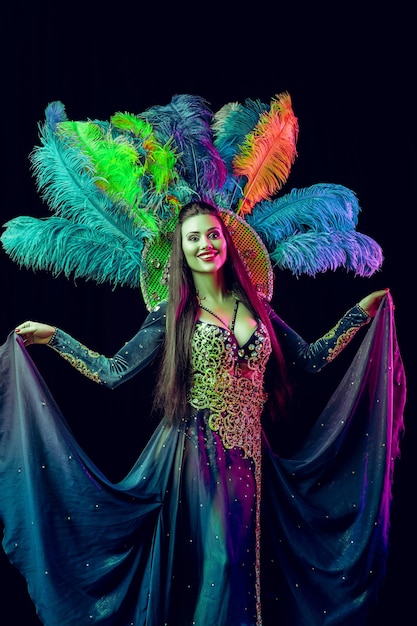 Hermosa mujer joven en traje de pavo real de carnaval Mujer modelo de belleza en la fiesta durante las vacaciones