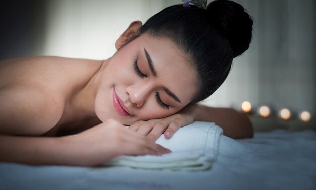 Hermosa mujer joven en tratamiento de salón de spa