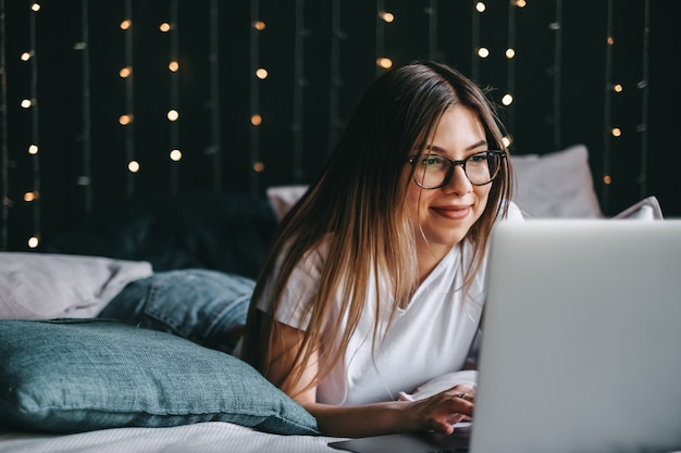 Foto hermosa mujer joven usando una computadora portátil