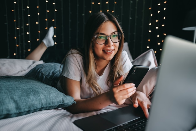 Hermosa mujer joven usando una computadora portátil