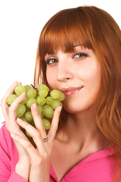 Hermosa mujer joven con uva verde