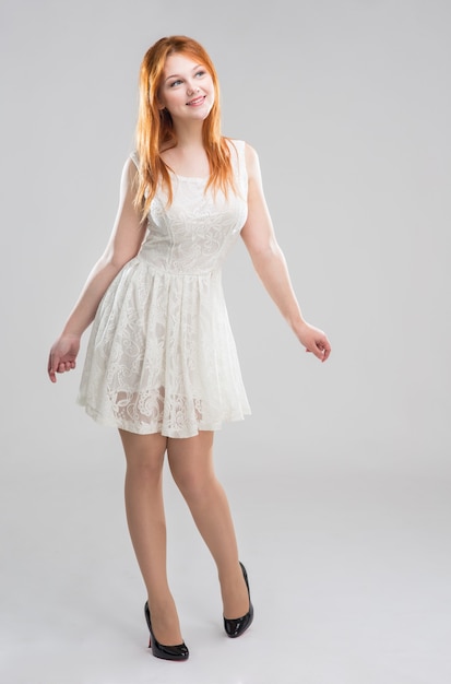 Hermosa mujer joven con un vestido blanco