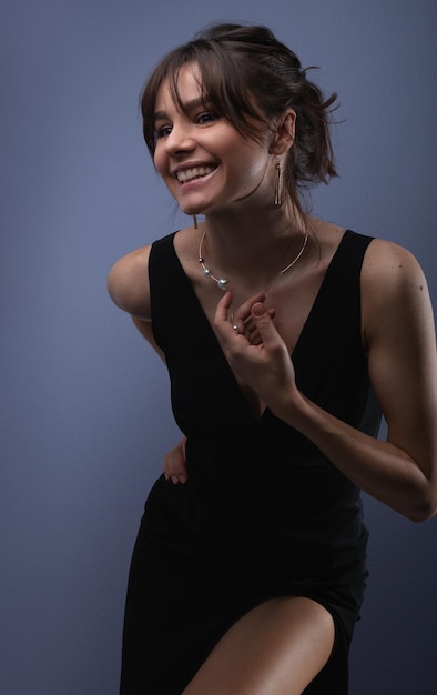 Hermosa mujer joven en vestido negro y accesorios