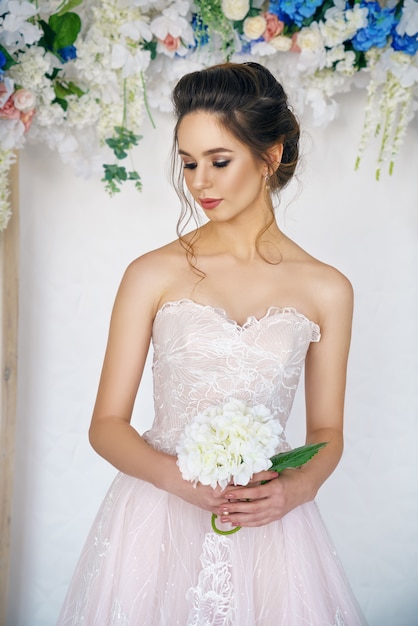 Hermosa mujer joven en vestido de novia