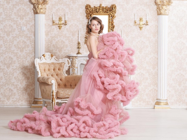 Foto hermosa mujer joven en vestido rosa