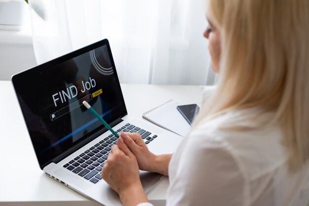 Hermosa mujer joven con videoconferencia a través de computadora. Llamada grupal. Oficina en casa. Quédese en casa y trabaje desde el concepto de casa durante la pandemia de coronavirus