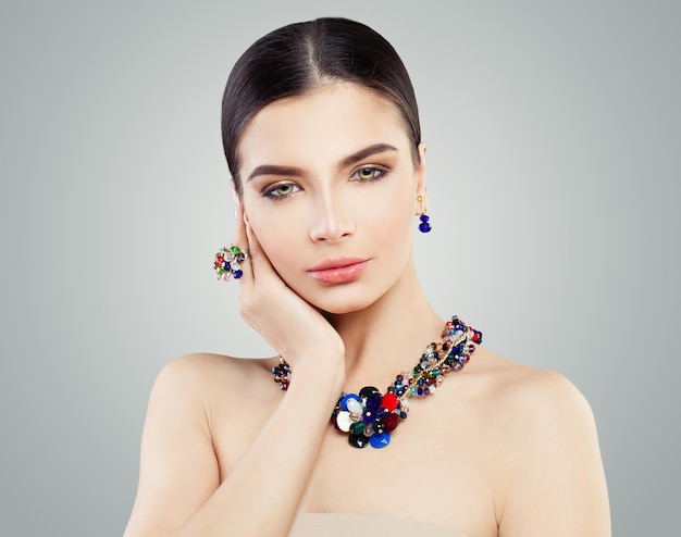 Hermosa mujer con joyas brillantes anillo collar y aretes retrato de moda