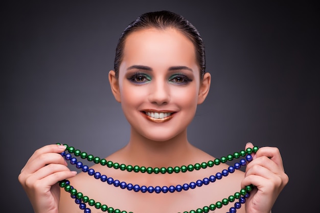 Hermosa mujer con joyas en concepto de belleza