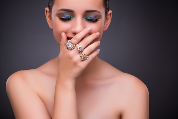 Hermosa mujer con joyas en concepto de belleza