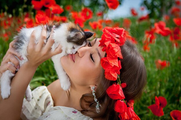 Hermosa mujer juega con un gatito