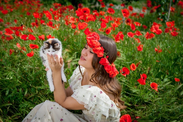 Hermosa mujer juega con un gatito