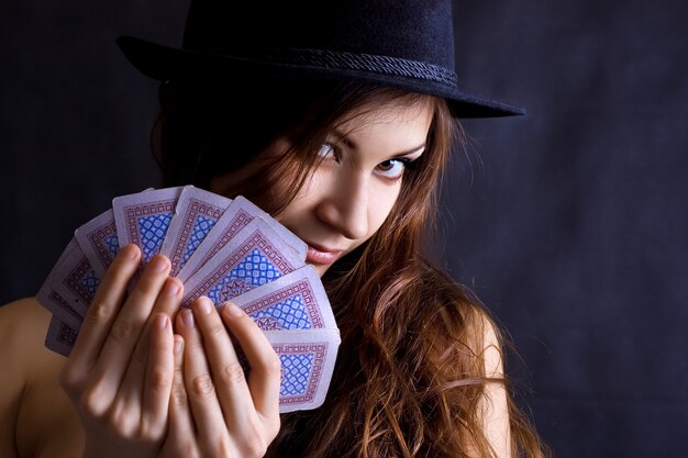 Hermosa mujer jugando a las cartas