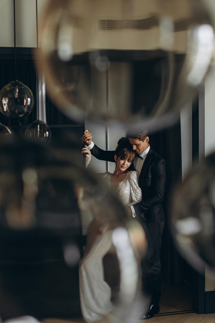 Hermosa mujer con labios rojos y ojos grandes se para con el hombre en la habitación del hotel