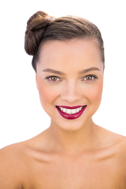 Hermosa mujer con labios rojos sonriendo a la cámara