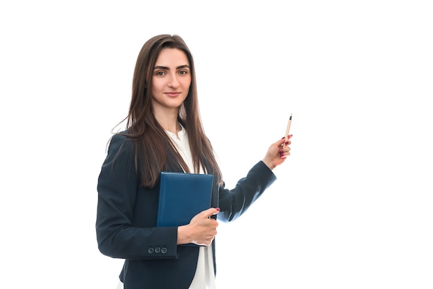 Hermosa mujer con lápiz y libro aislado en blanco